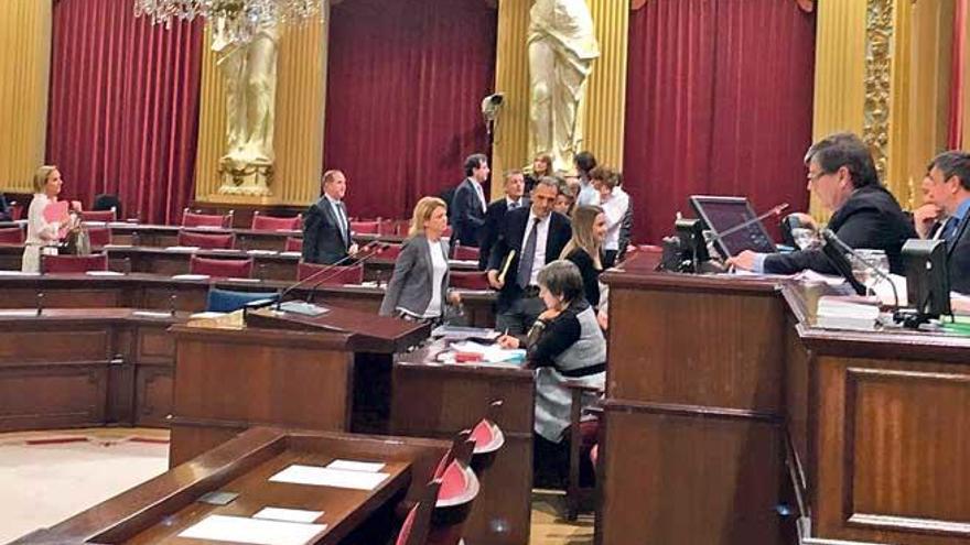 Los diputados del PP abandonan ayer la sala de plenos del Parlament tras la negativa de Alberto Jarabo (Podemos) a disculparse.