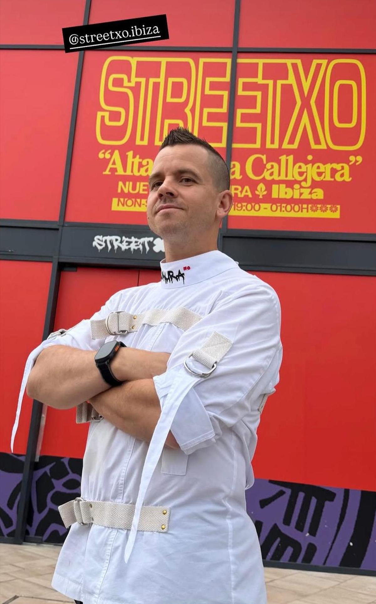 Dabiz Muñoz en la puerta de StreetXo
