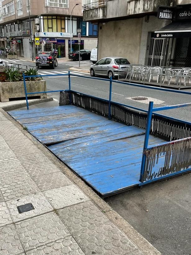 Otra plataforma en desuso en la calle B, con la madera caída o rota.