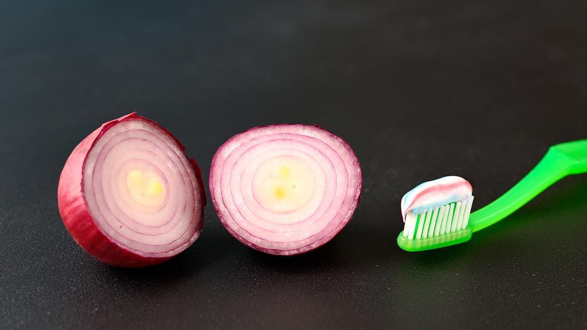 Poner cebolla en la pasta de dientes: la increíble combinación que cada vez copia más gente