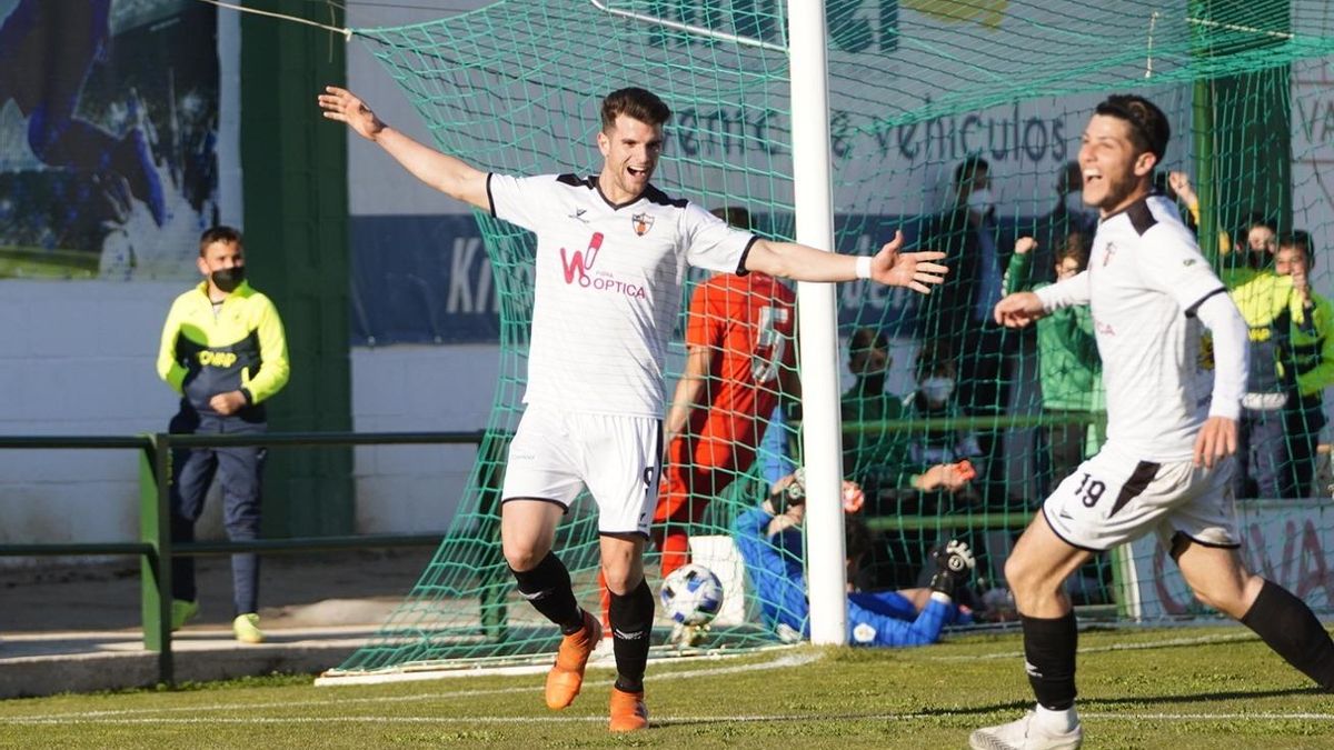 El CD Pozoblanco celebra el gol de la victoria.