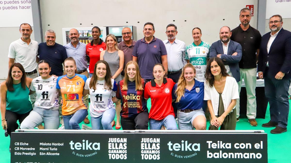 Jugadores, presidentes y representantes de clubes, instituciones y empresa Teika