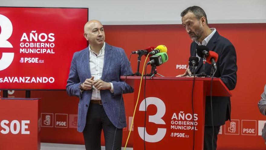 El secretario general del PSOE, Alejandro Soler, y el alcalde y candidato, Carlos González. | ANTONIO AMORÓS