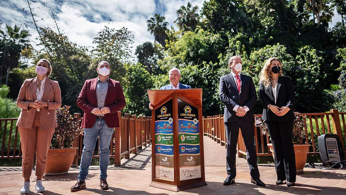 Wolfgang Kiessling (arriba) presidió la presentación de la reapertura de Loro Parque, a la que asistieron Cristoph KIessling y autoridades locales. | | ANDRÉS GUTIÉRREZ