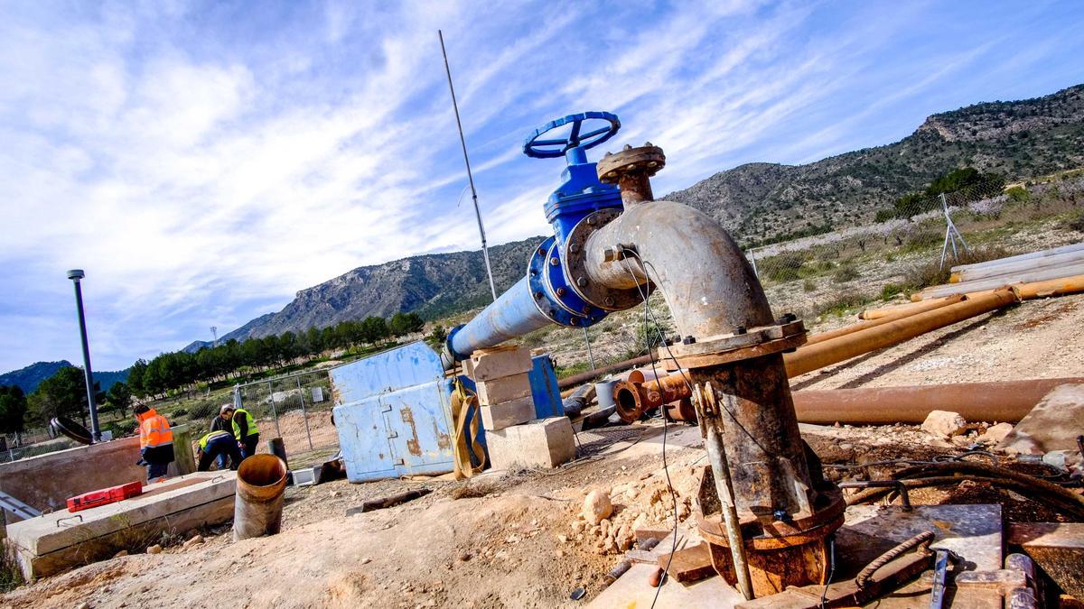 Trabajos de mejora en un pozo del Vinalopó.