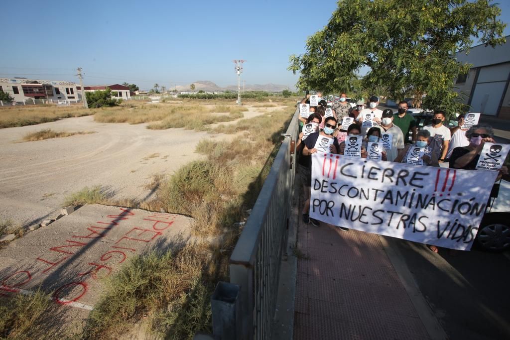 Protesta de los vecinos del barrio de Los Manchegos en San Vicente por un solar con amianto