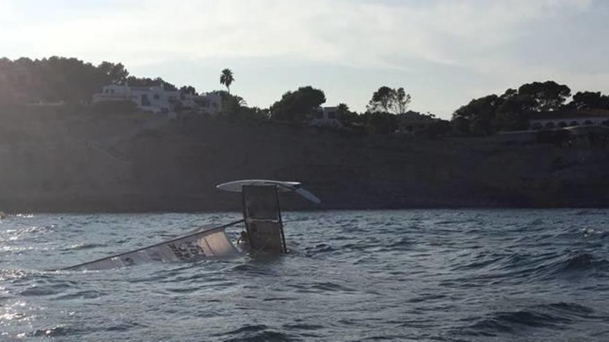 Vuelca un catamarán en Moraira