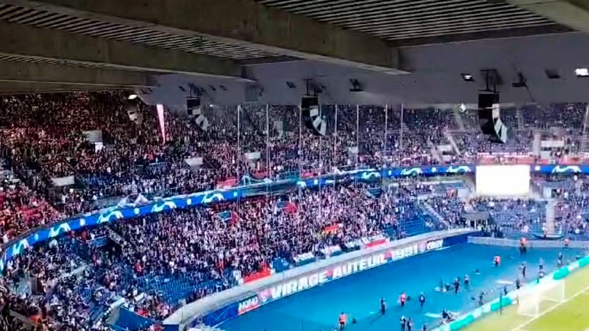 La afición del PSG corea cánticos contra el Barça