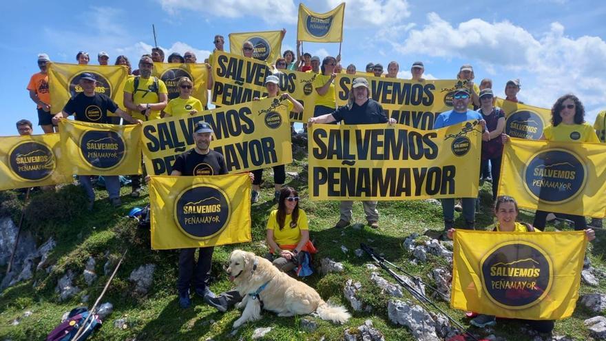 Vecinos de Laviana en la cumbre de La Triguera. | LNE