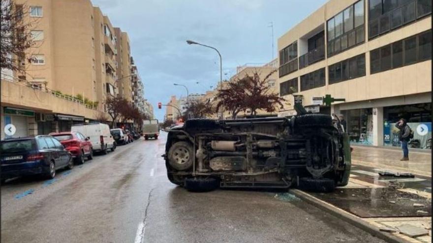 Un conductor con síntomas de embriaguez vuelca su coche en el centro de Ibiza y se da a la fuga