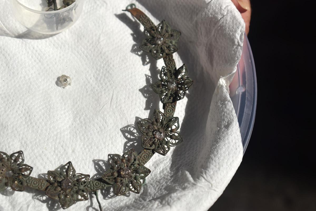 Galería | Así es la pequeña corona de la Virgen del Arco de la Estrella de Cáceres