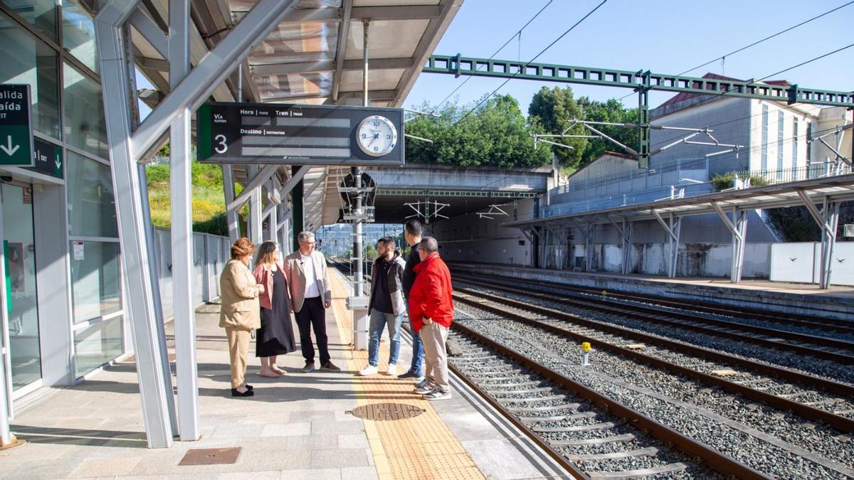 Los diputados del PP acompañados por el portavoz local, Javier Bas, en la estación de Os Eidos.