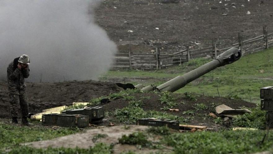 Militares armenios lanzan un misil en la localidad de Martakert.