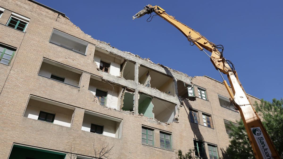 Así ha comenzado el derribo de la comisaría de Mayandía en Zaragoza