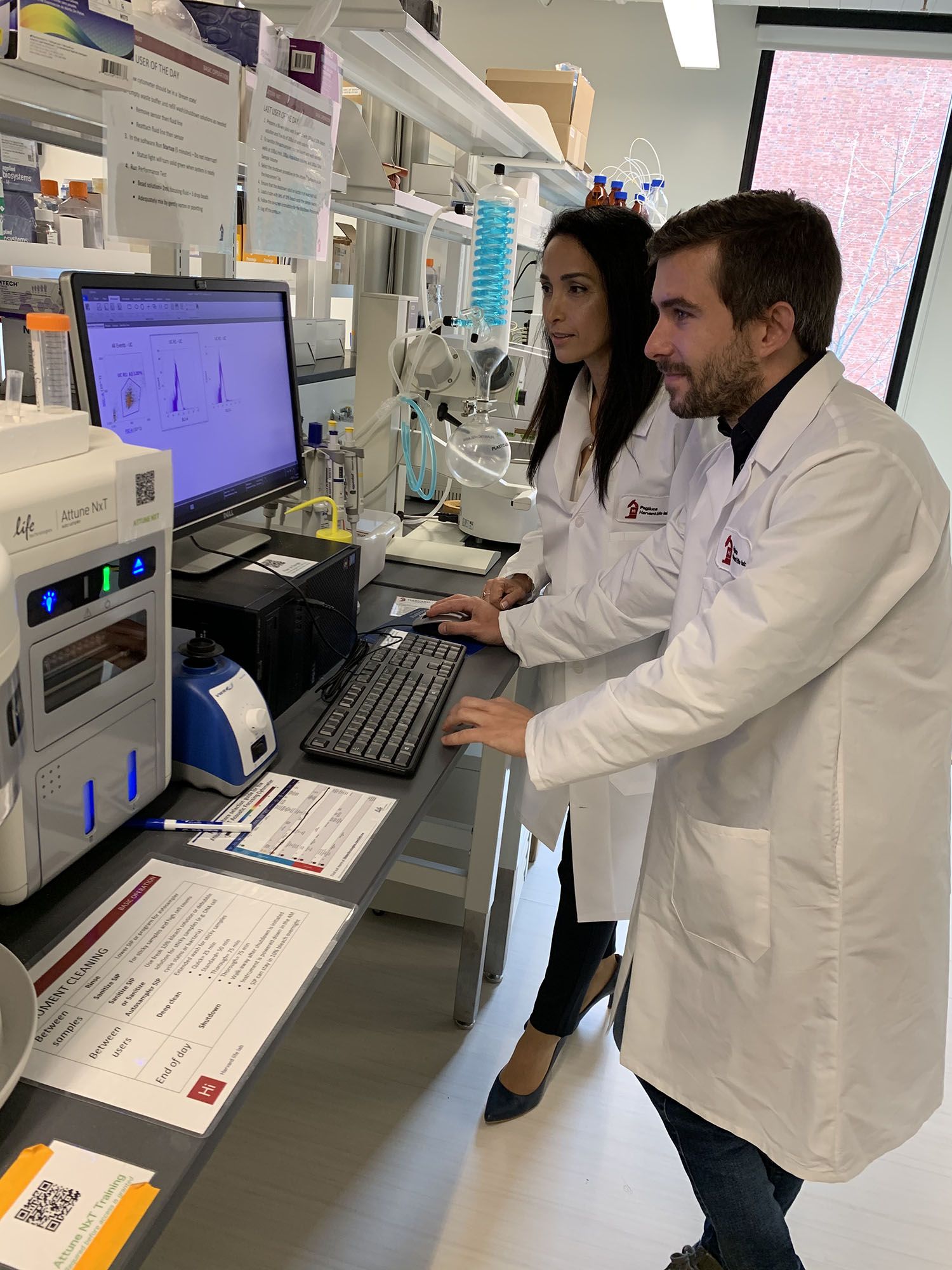 Gonzalo, con Natalie Artzi, cofundadora de BioDevek, en su laboratorio de Harvard