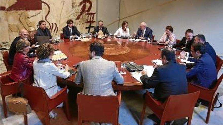 Un moment de la reunió setmanal del Govern en el Consell Executiu, ahir al matí al Palau de la Generalitat.