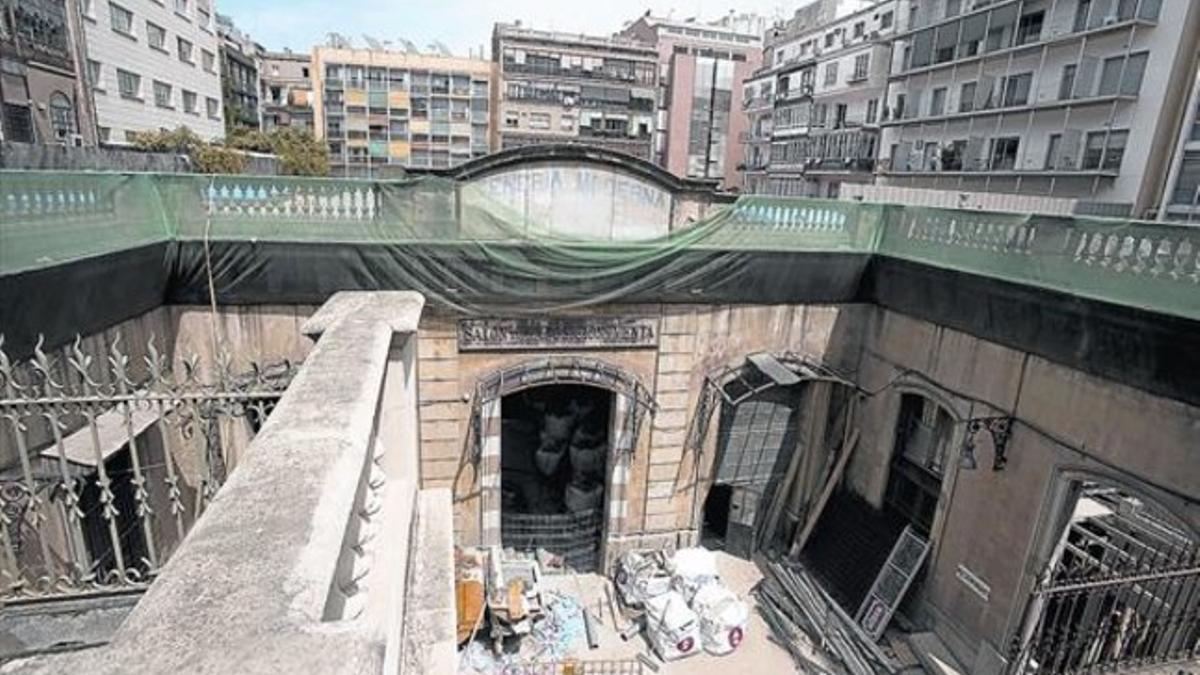 Acceso al nuevo macro espacio gastronómico del paseo de Gràcia, totalmente en obras, ayer.