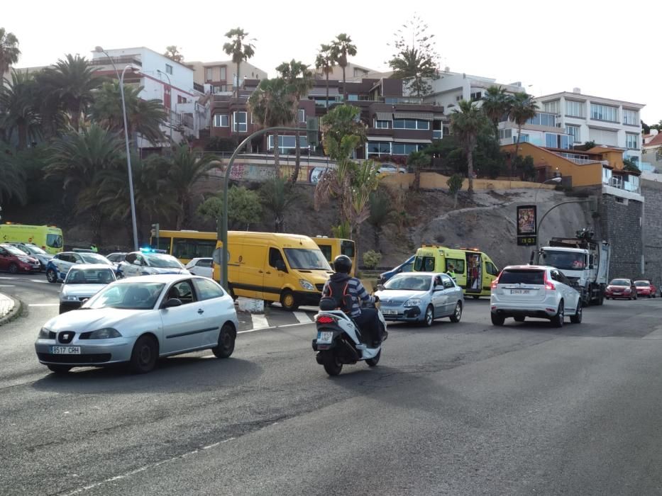 Una guagua choca contra una farola en Escaleritas