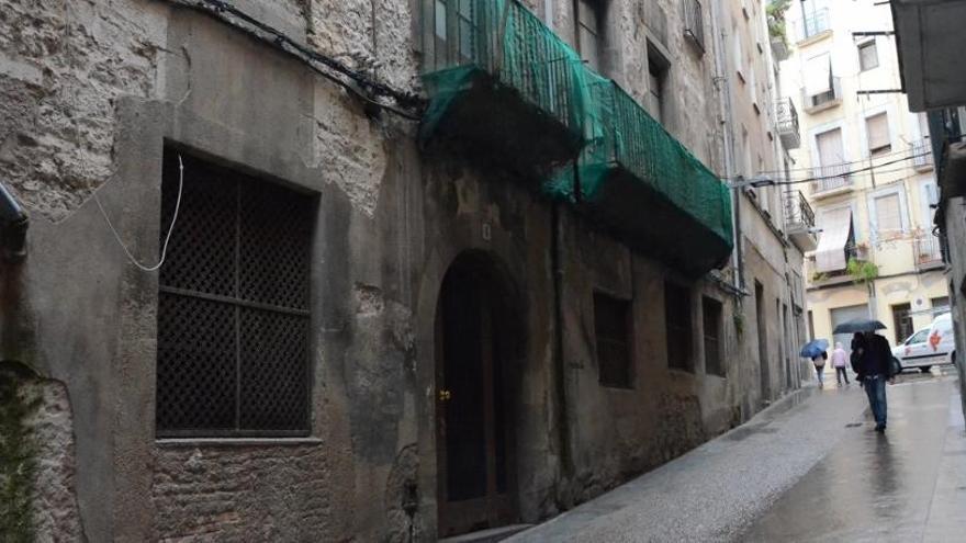 L&#039;edifici de Creu Roja (on hi ha la porta), al carrer de Galceran Andreu