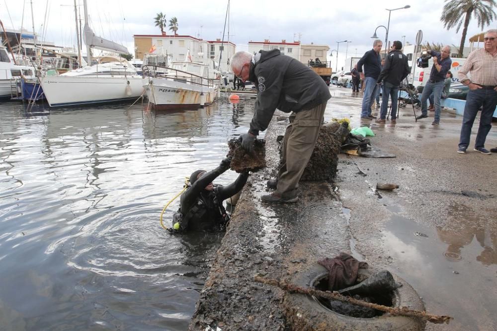 Buceadores limpian la basura del fondo del puerto de Cabo de Palos