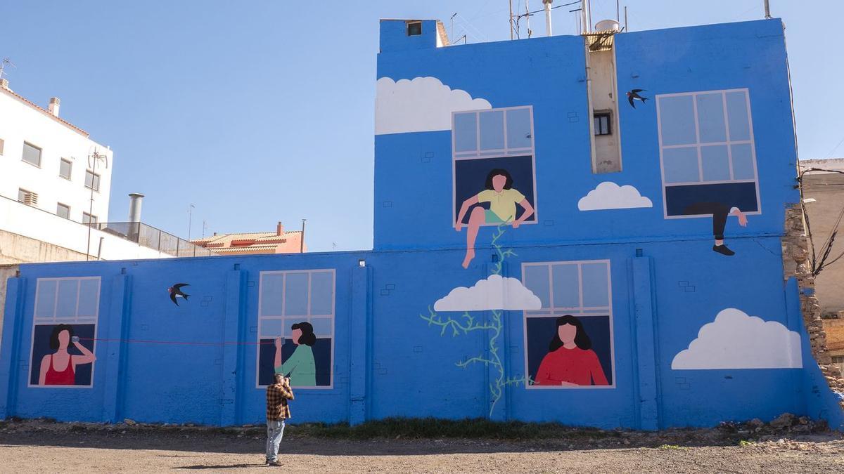 El mural 'Veïnat', de Dakota Hernández, ja es pot contemplar a la paret d'un edifici de la zona de La Huerta de Vila-real.