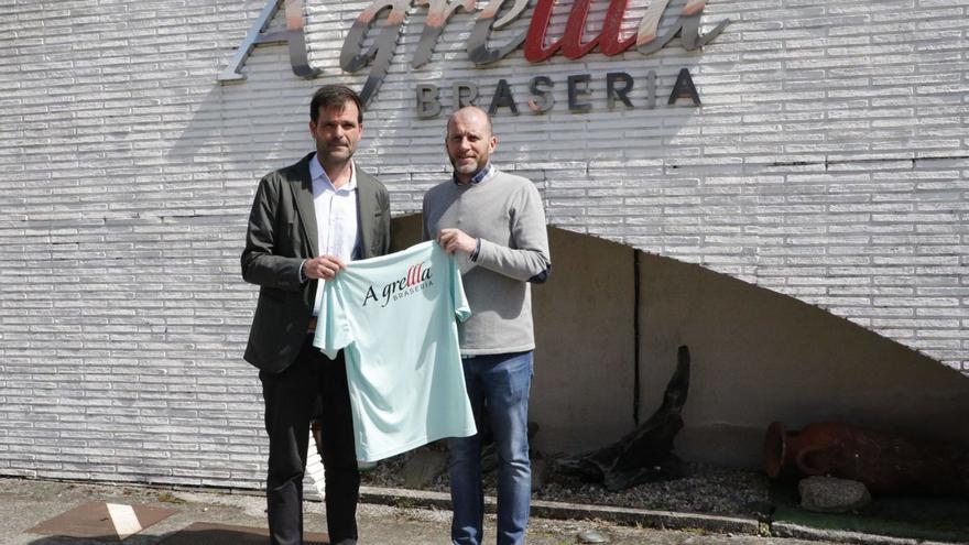 Presentación del nuevo entrenador de la SD Compostela, Juan Carlos Andrés (izq.) / Antonio Hernández