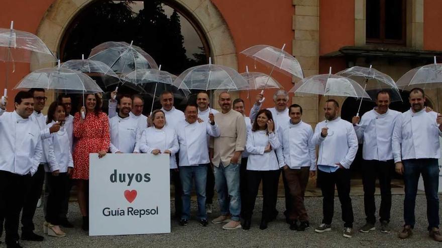 Los cocineros asturianos de la &quot;Guía Repsol&quot; posan con María Ritter y Juan Duyos en el recinto del Museo Evaristo Valle.