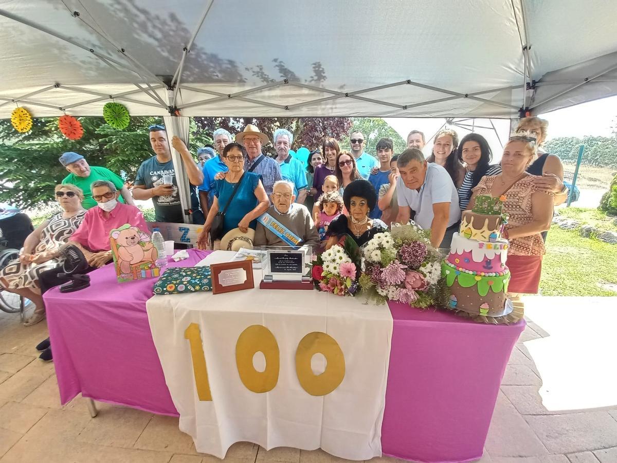Familiares arropan al centenario en la fiesta de cumpleaños celebrada en la residencia.