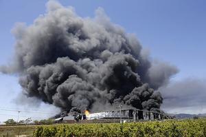 Imatge de l’incendi de l’empresa Fontestad, a València, on els bombers han aconseguit extreure els productes químics més perillosos que hi havia a l’interior.