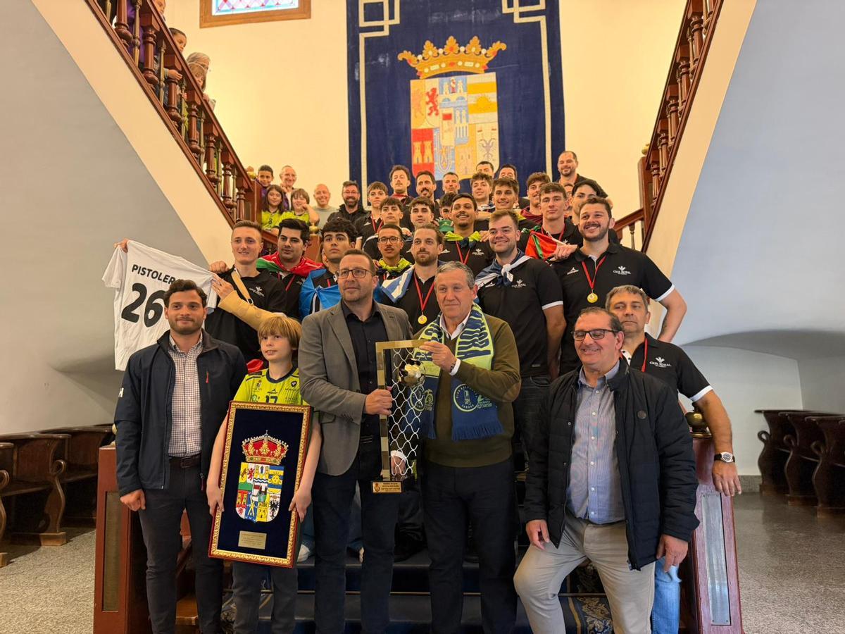 Foto de familia del Balonmano Zamora en su visita a la Diputación de Zamora