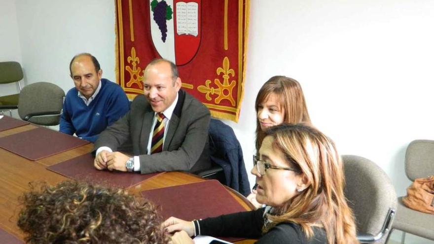 Mayte Martín Pozo (derecha) con representantes de la Diputación, ayer en el Ayuntamiento de Moraleja.