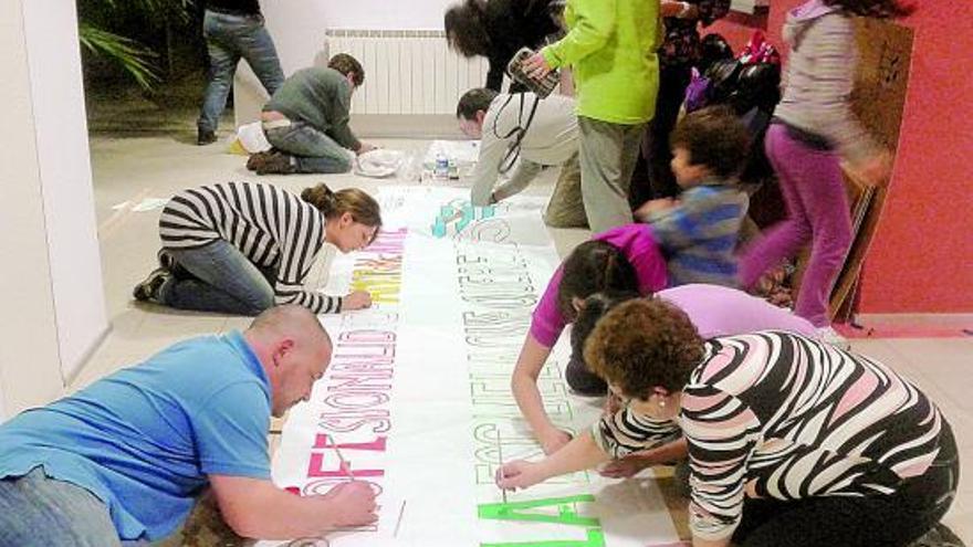 Padres y alumnos pintando, ayer, las pancartas para la manifestación del sábado.