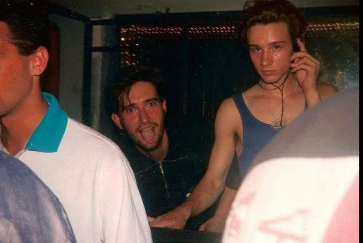 José Manuel Martínez 'Boch' y Enrique Bunbury, que aparece pinchando, en el verano de 1987.