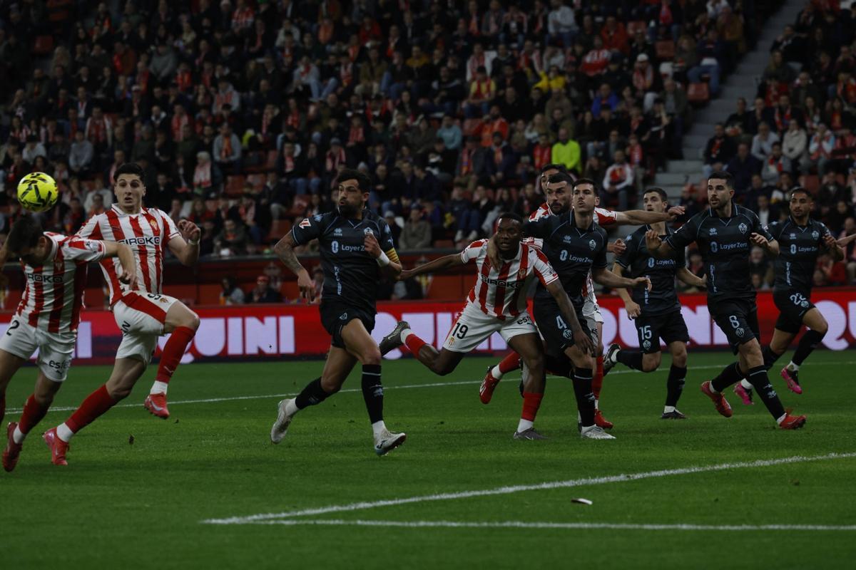 Imagen durante un córner a favor del Sporting.