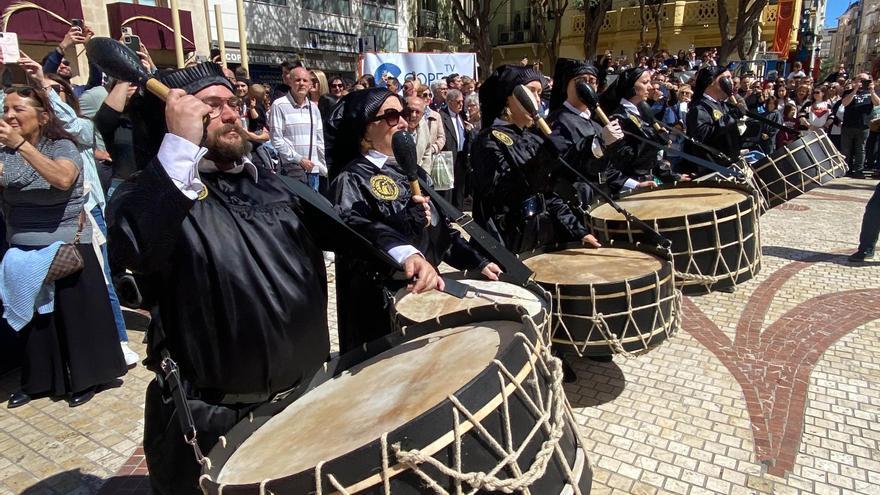 La Tamborrada alegra el Sábado Santo en Elche