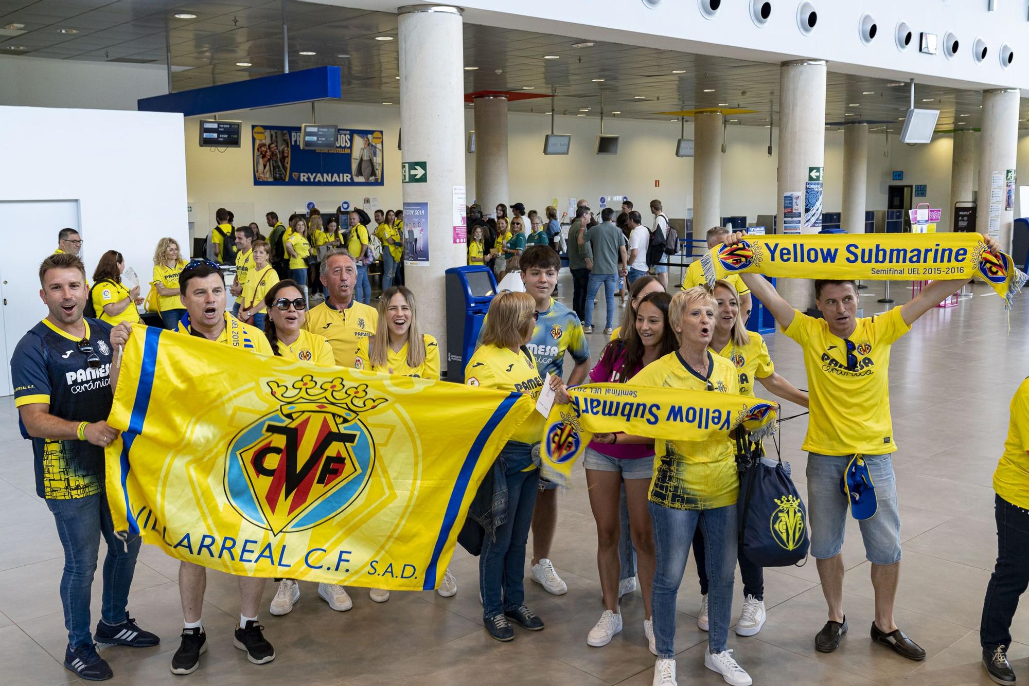 La afición del Villarreal, en el aeropuerto de Castellón