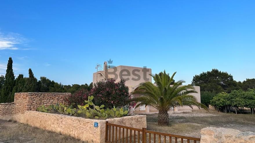 Lujo y tradición mediterránea: así es la casa con vistas al mar y muros de piedra seca que se vende por 2 millones en Formentera