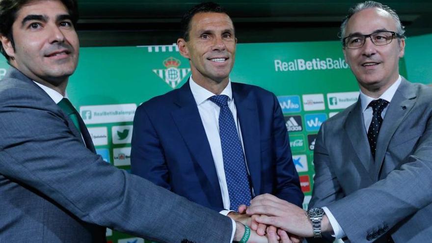 Por la izquierda, Ángel Haro, presidente del Betis; Gustavo Poyet, nuevo entrenador, y Miguel Torrecilla, director deportivo, ayer, en la presentación de Poyet en el Benito Villamarín.