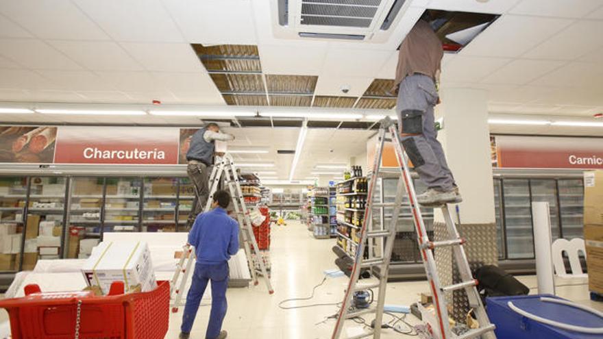 Operarios trabajando en el interior del Mercado del Progreso // R. Grobas