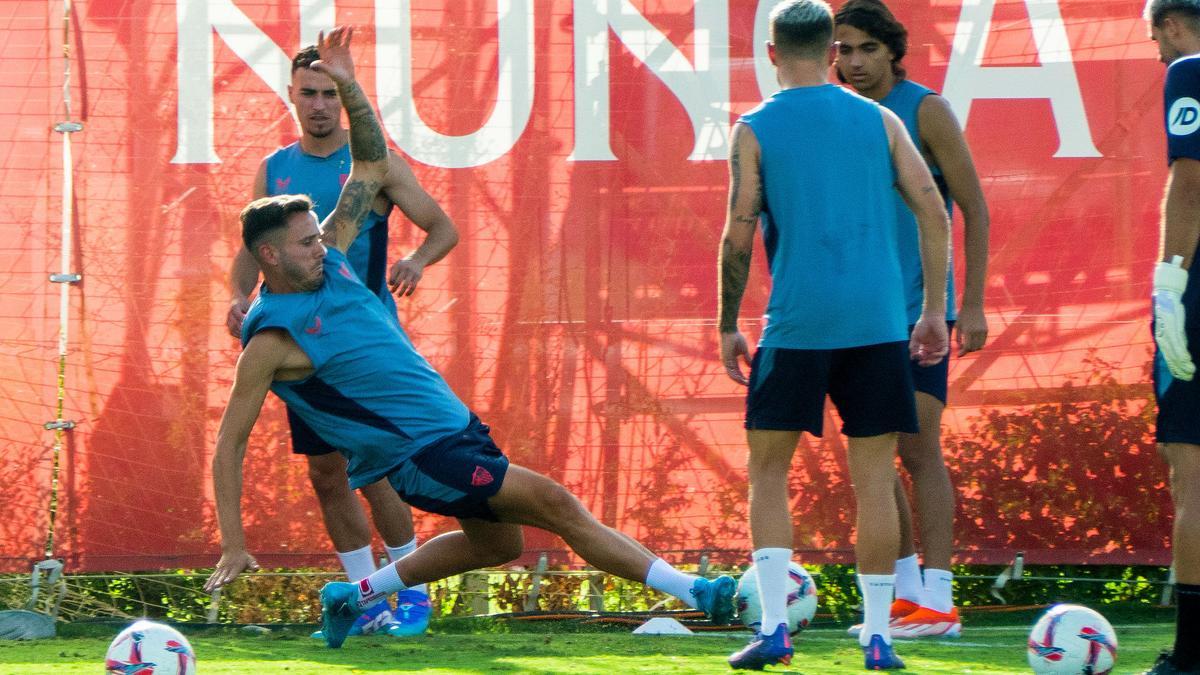 El nuevo centrocampista del Sevilla FC Saúl Ñíguez (i) durante su primer entrenamiento con sus compañeros