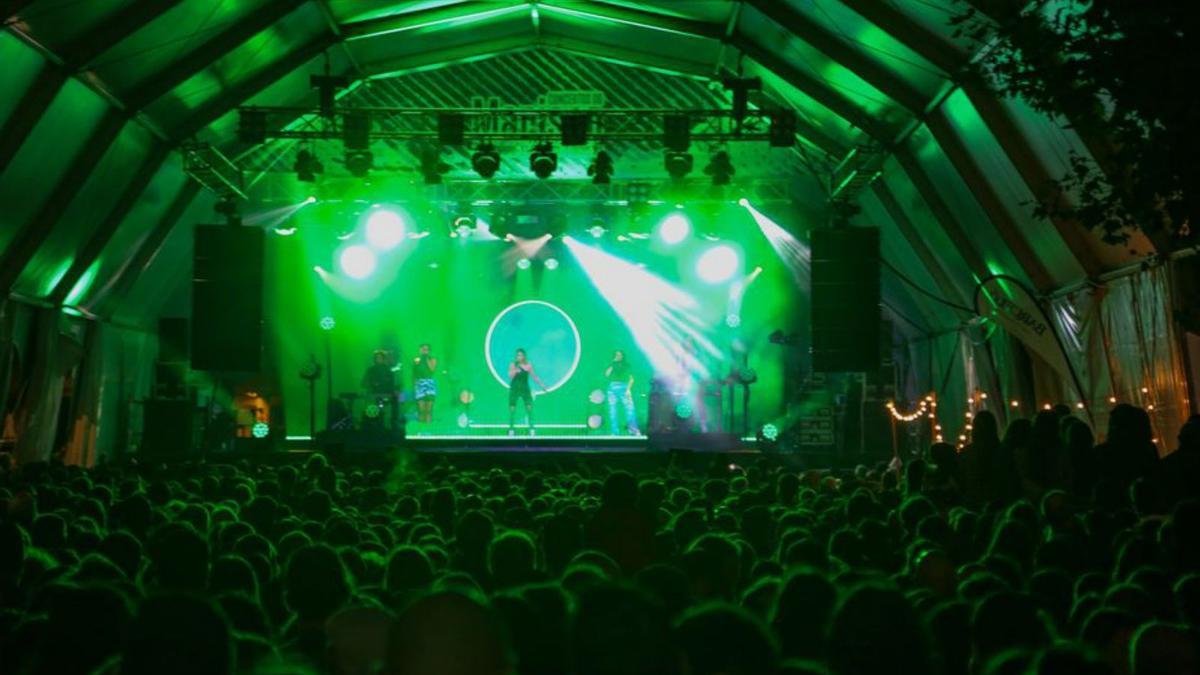 La iluminación animó el concierto en O Corgo. |   // FARO