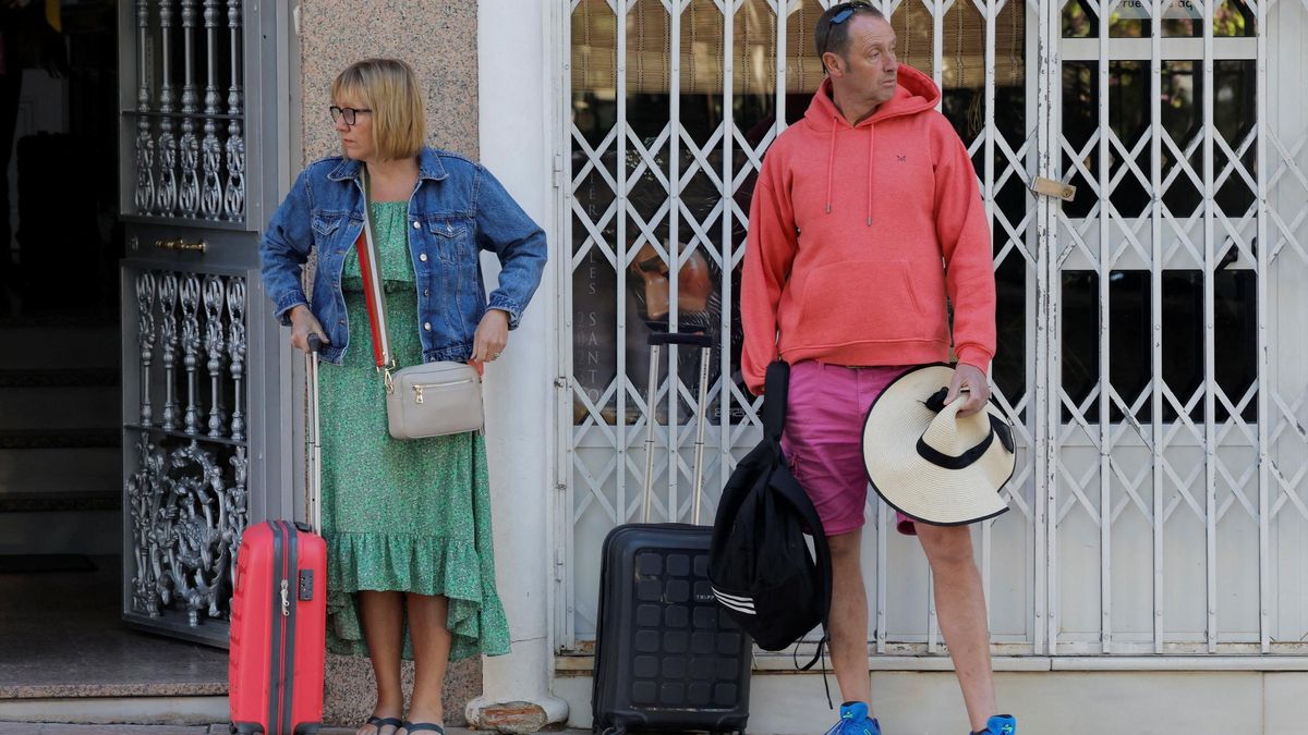 Turistas a las puertas de un hotel en Ronda.
