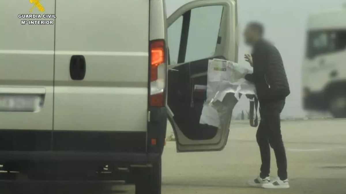 Fotograma de uno de los robos, donde el ladrón lleva el mapa para engañar a las víctimas.