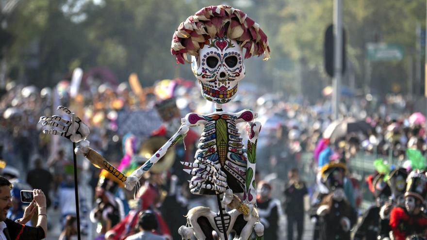 Más de un millón de personas participan en el Gran Desfile del Día de Muertos de Ciudad de México