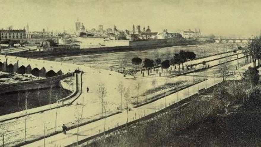 La imagen es el resultado de unir dos fotografías de Farvaro Hermanos de 1863. Se ve la Ciudadela de Artillería, la puerta del Mar, la fabrica de Tabaco y el lienzo de muralla que se interna por Colón