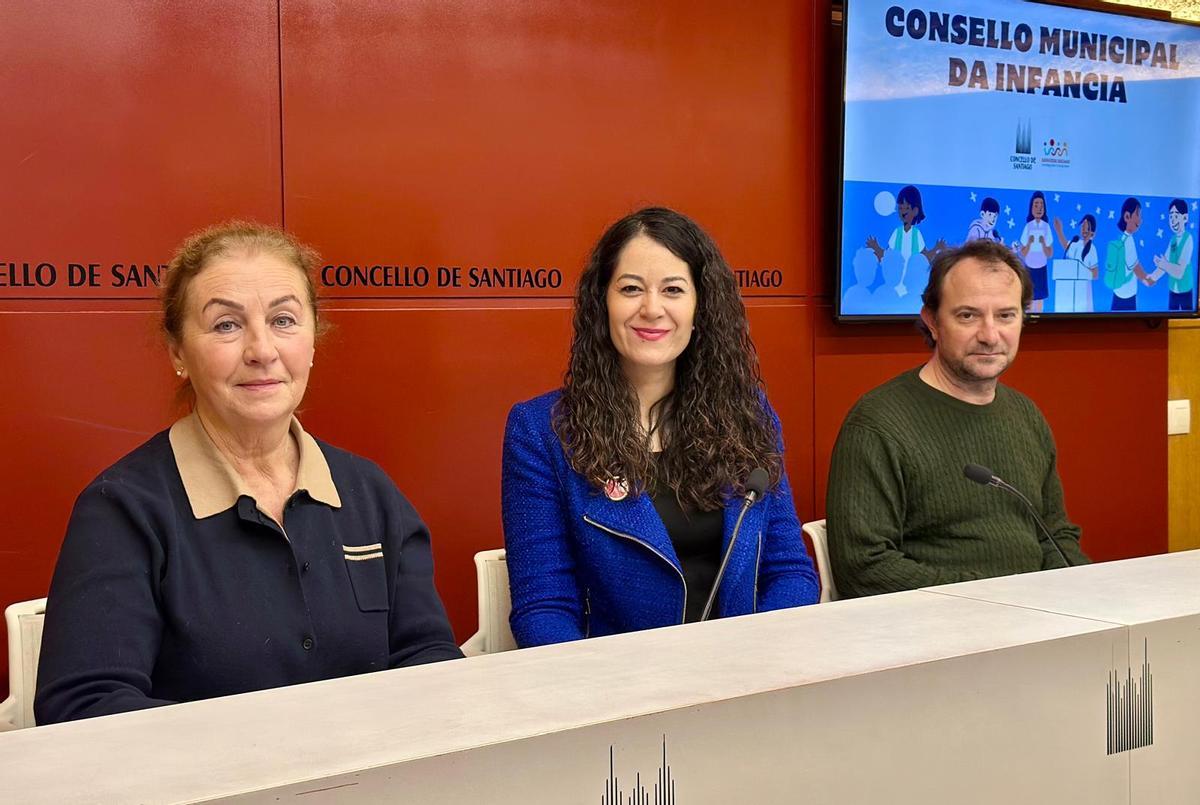 Rozas, acompañada pola xefa de servizo de Servizos Sociais, Teresa Furelos, e por Ismael Blanco, da consultora Deloga