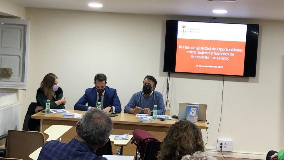 Marta Fernández, técnica de Bienestar Social, Luciano Huerga y Antonio Vega, en la presentación. | I. F.