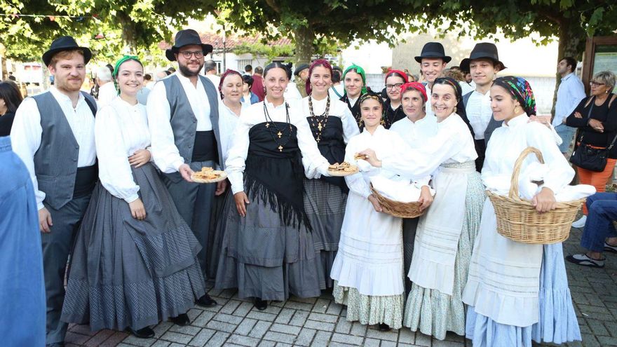 Representación, ayer, de una feria de los años 50 en la localidad silledense. | // BERNABÉ/ ANA AGRA