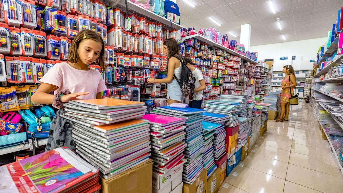 Preparació de llibres i material escolar perquè estiga tot a punt per a les classes.