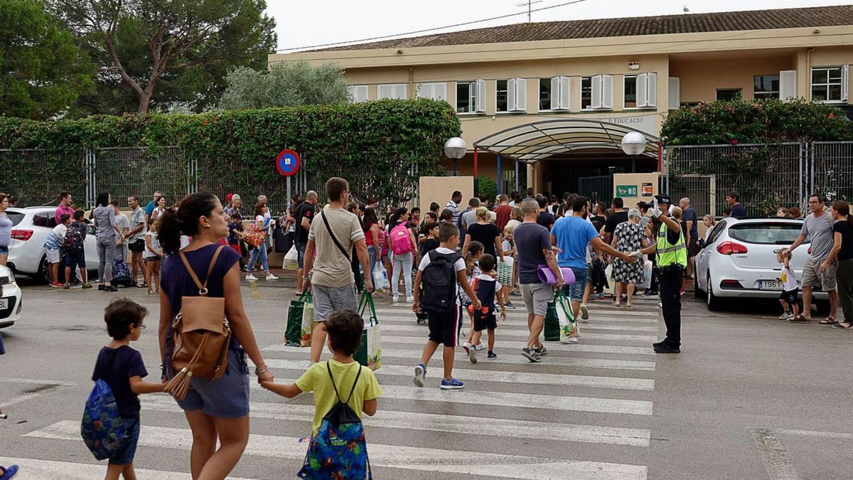 Familias y alumnos en el primer día de clase . |